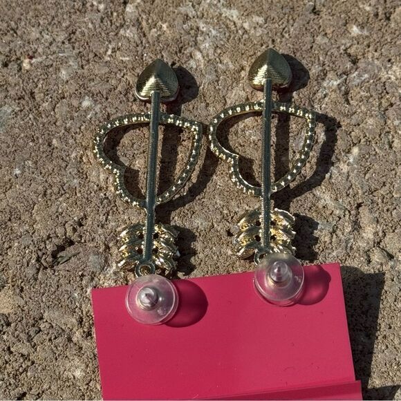 EARRINGS! Betsey Johnson Pink Heart and Arrow Drop Earrings BNWT - Picture 6 of 6
